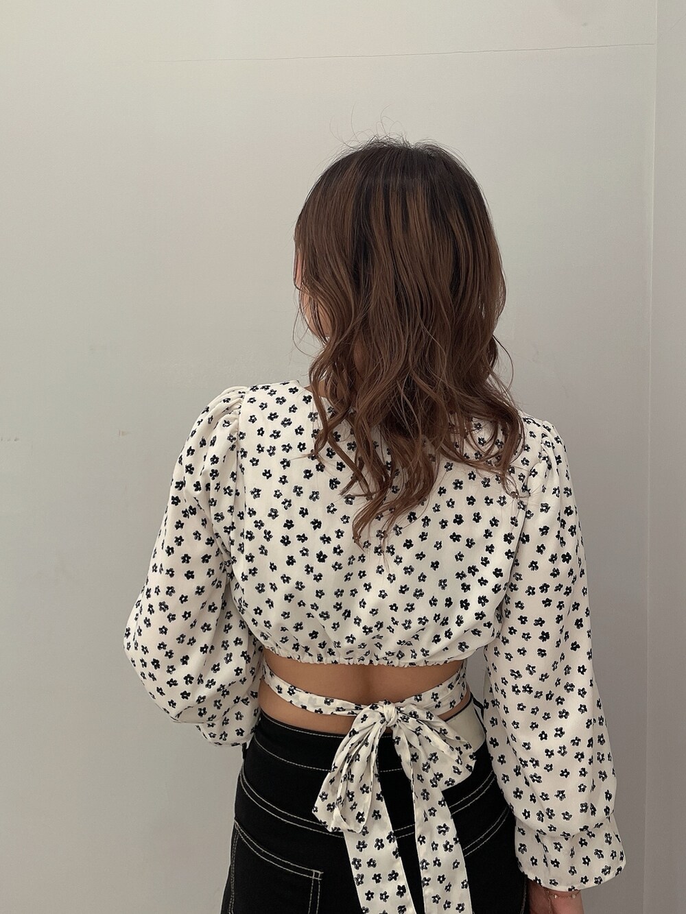 その他のシャツ/ブラウス、ブラック系のデニムパンツ、ブラック系のパンプスを着用したレディースの春コーディネートの5枚目の写真