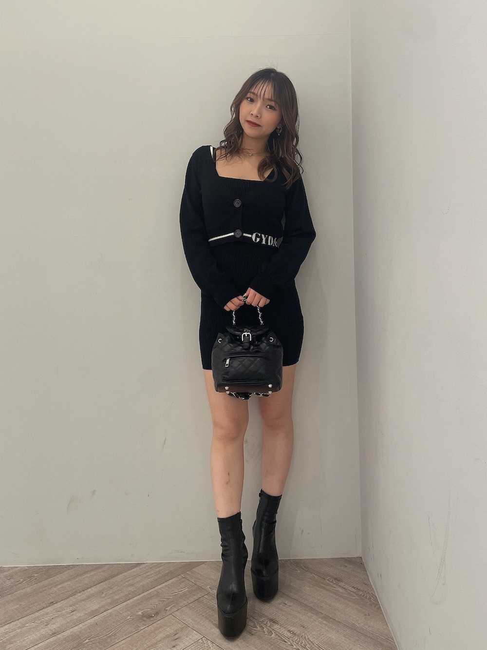 ブラック系のワンピース、その他のバックパック/リュックを着用したレディースの冬コーディネートの2枚目の写真