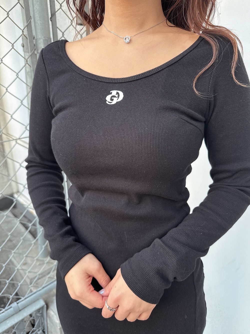 ブラック系のワンピース、ホワイト系のブーツを着用したレディースの春コーディネートの7枚目の写真