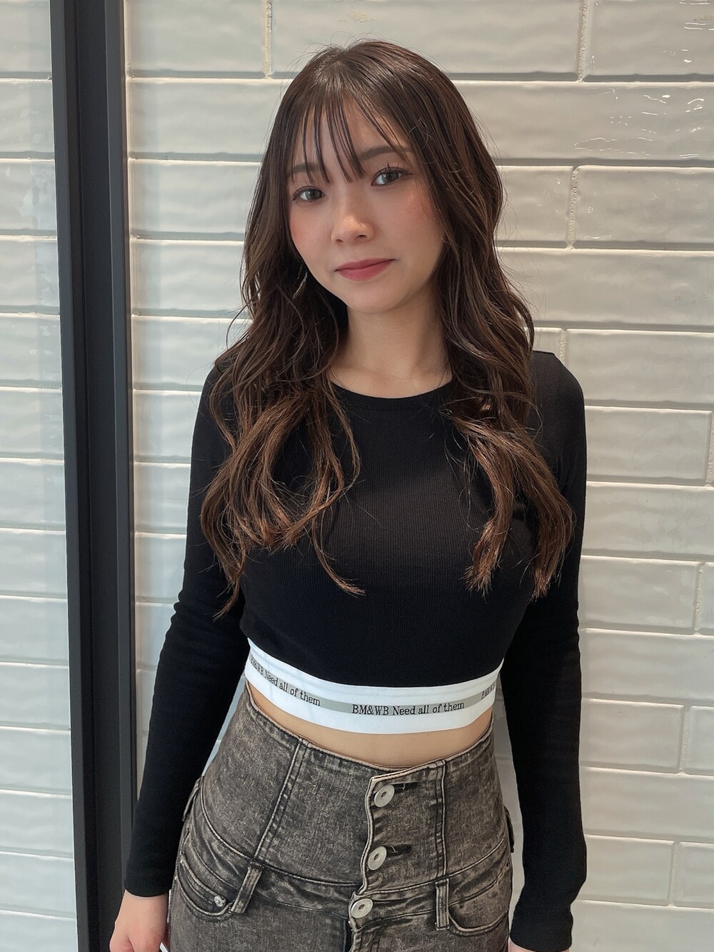 ブラック系のデニムパンツ、ブラック系のブーツ、ブラック系のTシャツ/カットソーを着用したレディースの夏コーディネートの4枚目の写真