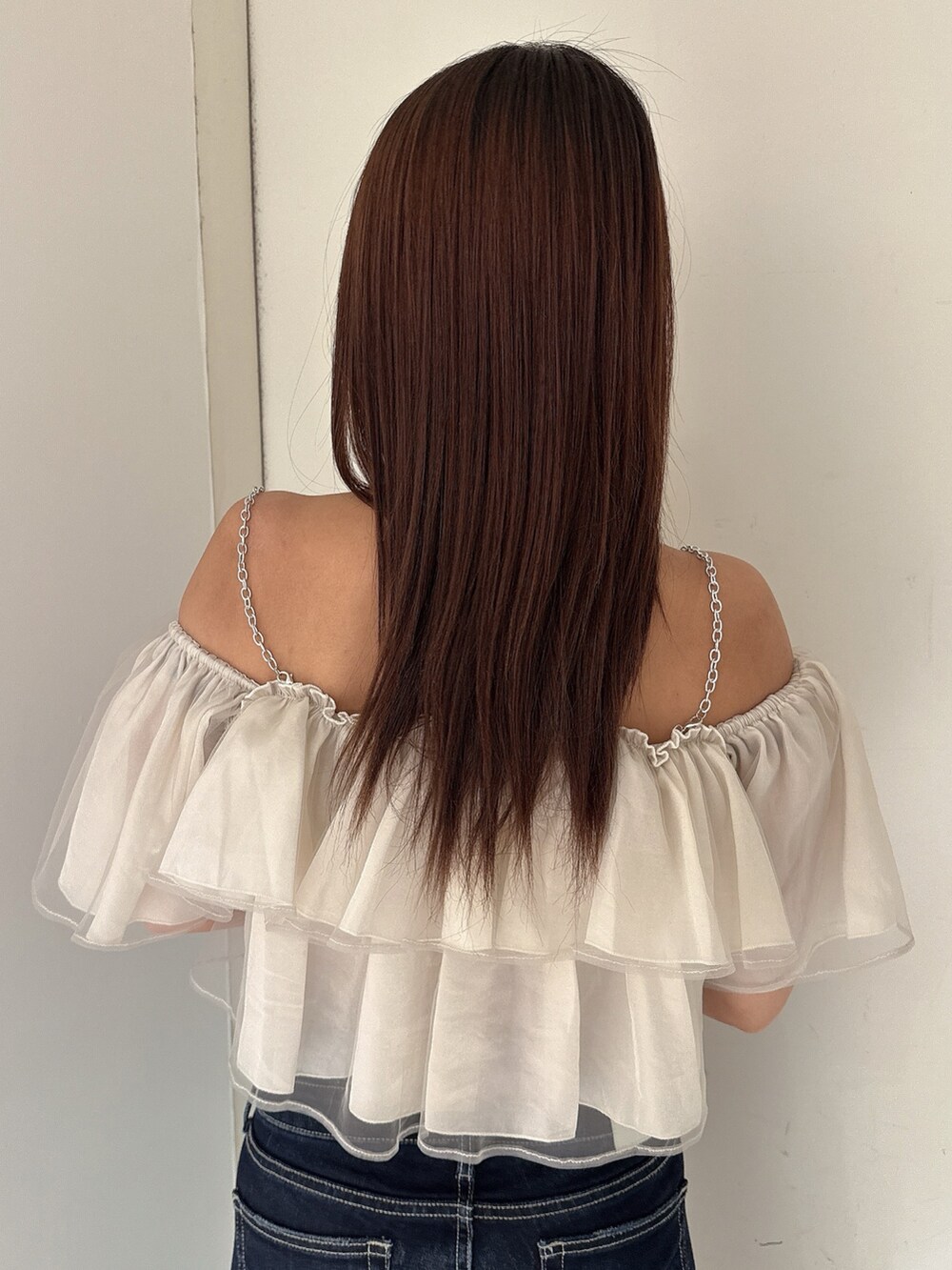 ブルー系のデニムパンツ、ブラック系のサンダル、ベージュ系のシャツ/ブラウスを着用したレディースの夏コーディネートの6枚目の写真