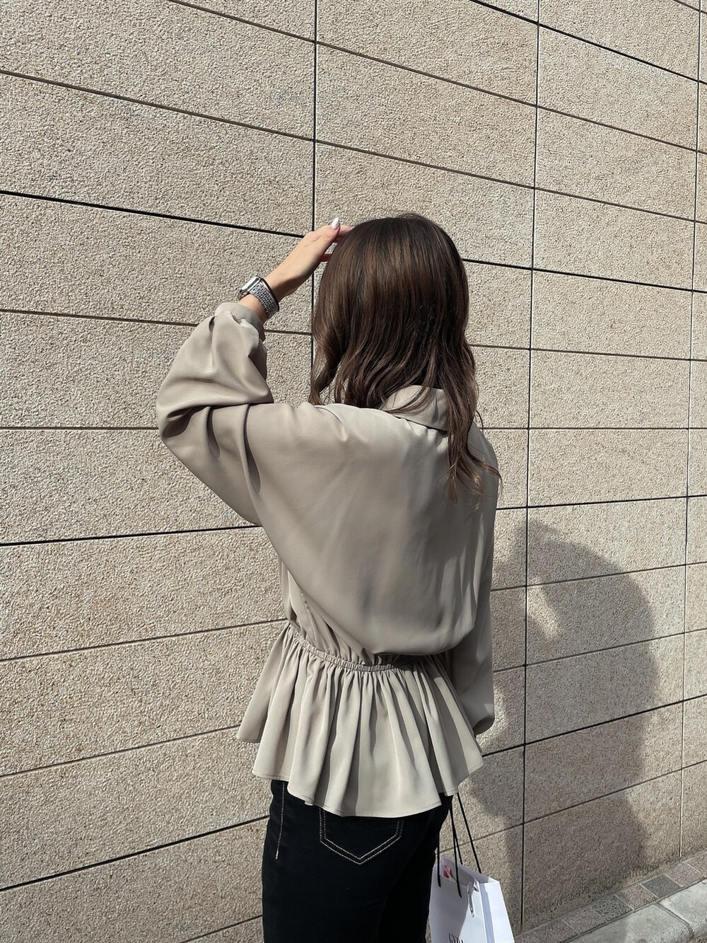 ベージュ系のシャツ/ブラウス、ブラック系のキャミソール、ブラック系のデニムパンツを着用したレディースの冬コーディネートの4枚目の写真