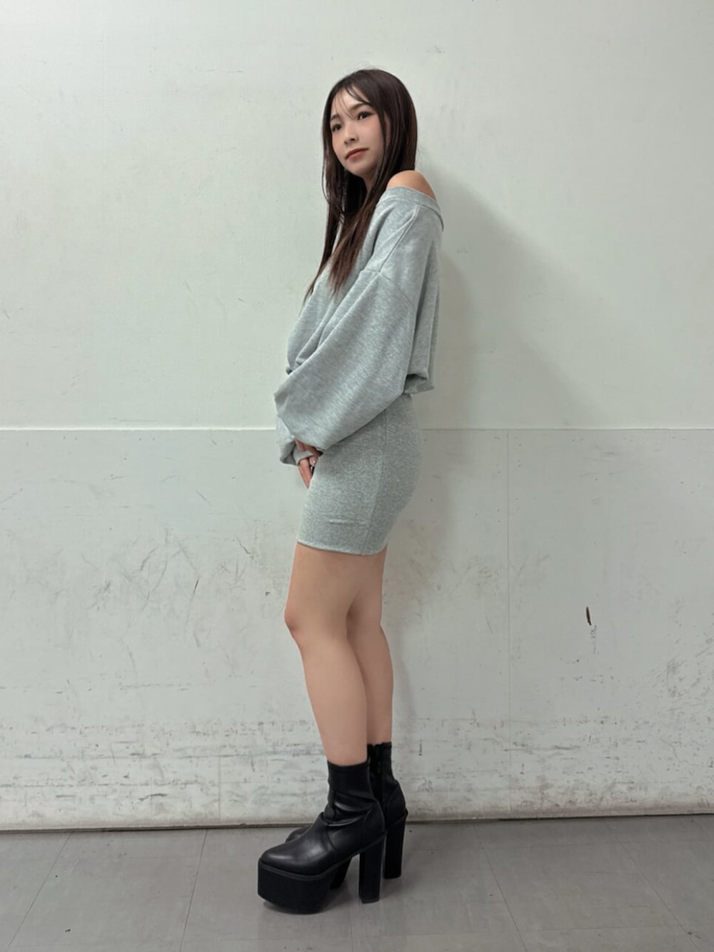 ブラック系のブーツ、グレー系のワンピースを着用したレディースの夏コーディネートの2枚目の写真