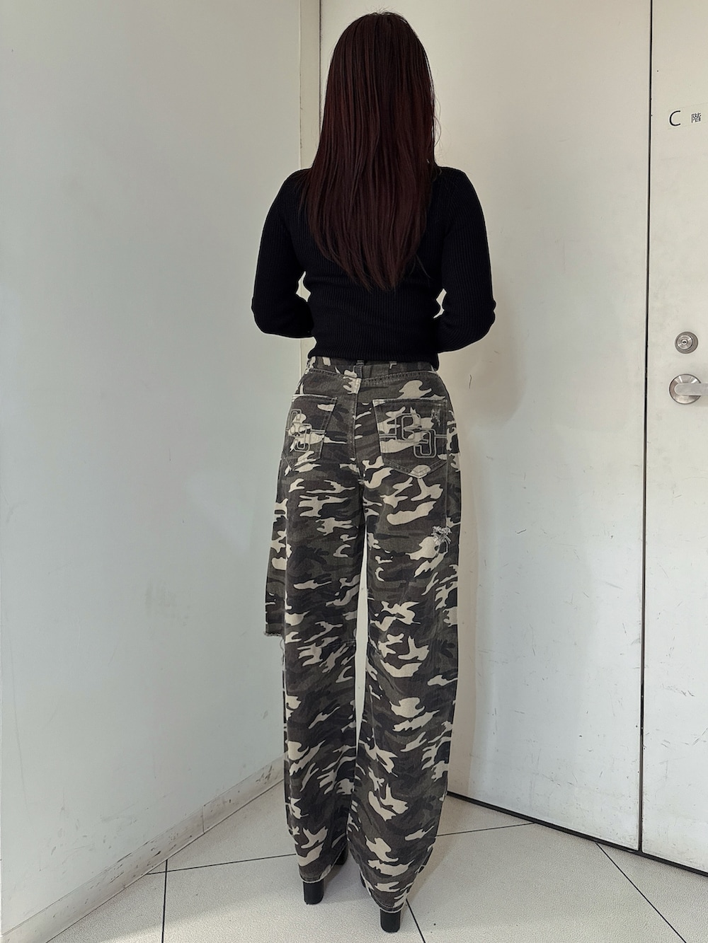 その他のデニムパンツ、ブラック系のブーツ、ブラック系のニット/セーターを着用したレディースの夏コーディネートの3枚目の写真