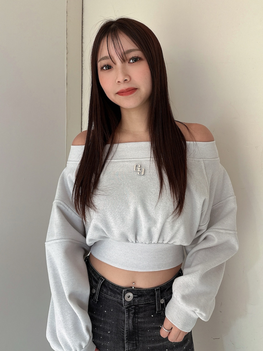 ブラック系のデニムパンツ、ブラック系のブーツ、ホワイト系のTシャツ/カットソーを着用したレディースの冬コーディネートの4枚目の写真