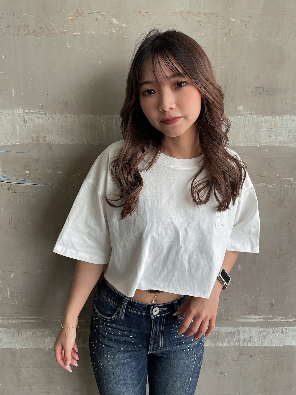 ホワイト系のTシャツ/カットソー、ブラック系のキャミソール、ブルー系のデニムパンツを着用したレディースの夏コーディネートの4枚目の写真