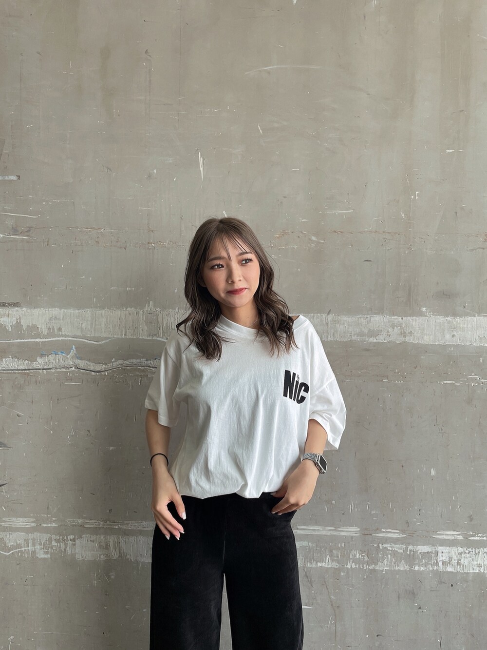 ホワイト系のTシャツ/カットソー、ブラック系のスウェットパンツ、ブラック系のサンダルを着用したレディースの夏コーディネートの5枚目の写真