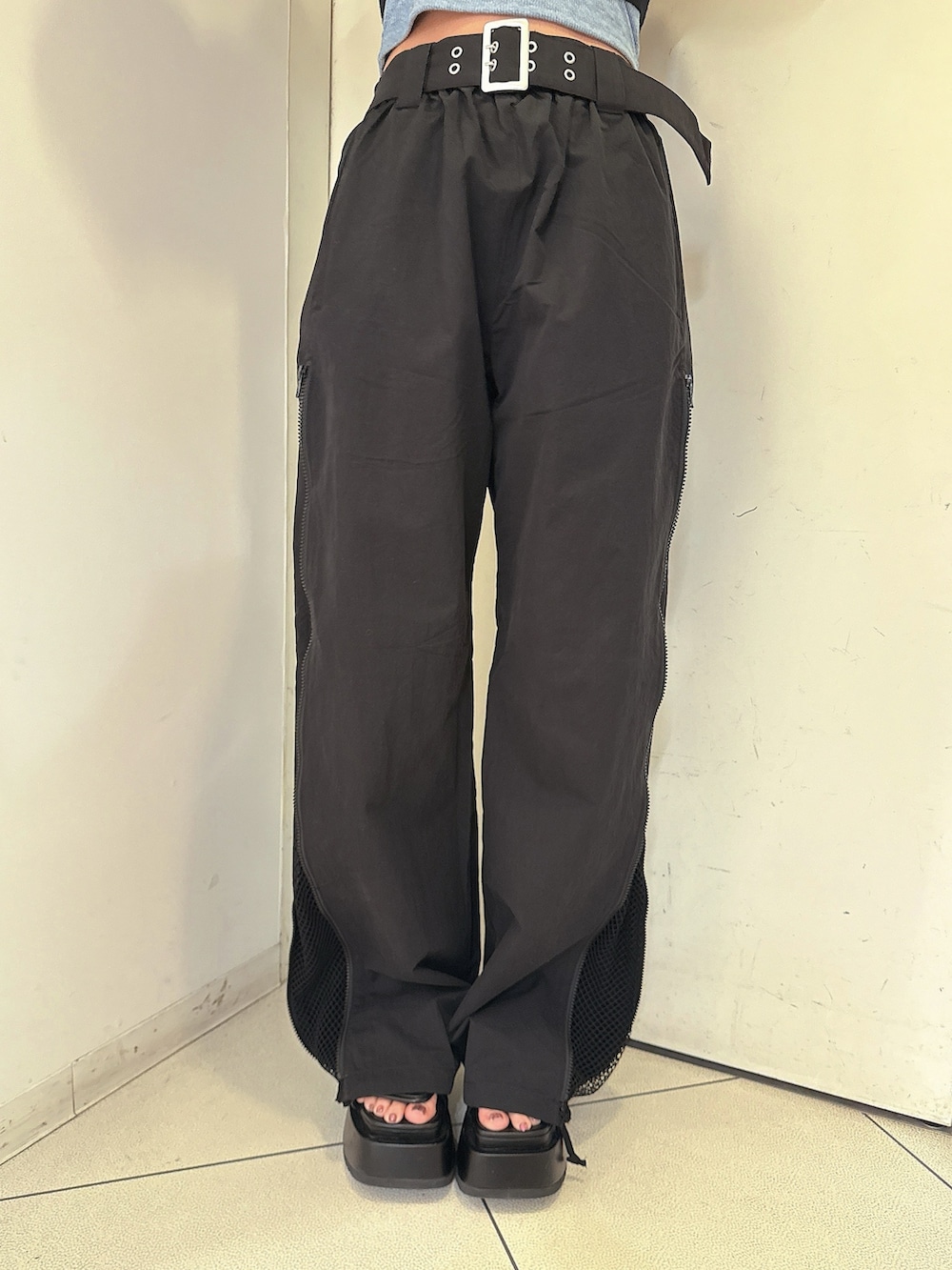 ブラック系のその他パンツ、ブラック系のサンダル、ホワイト系のニット/セーターを着用したレディースの春コーディネートの8枚目の写真