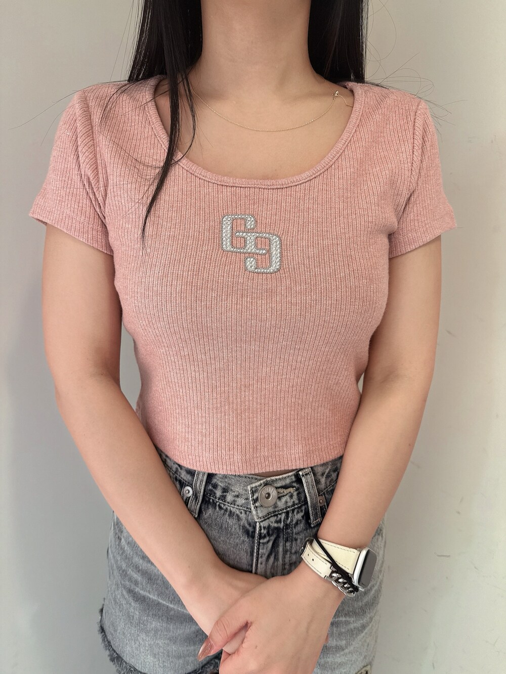 ブルー系のデニムパンツ、ピンク系のTシャツ/カットソー、ブラック系のサンダルを着用したレディースの春コーディネートの7枚目の写真