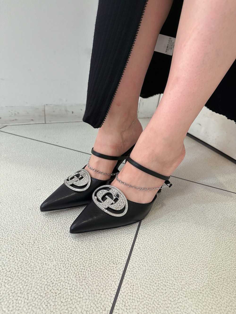 ホワイト系のシャツ/ブラウス、ブラック系のワンピース、ブラック系のパンプスを着用したレディースの春コーディネートの9枚目の写真