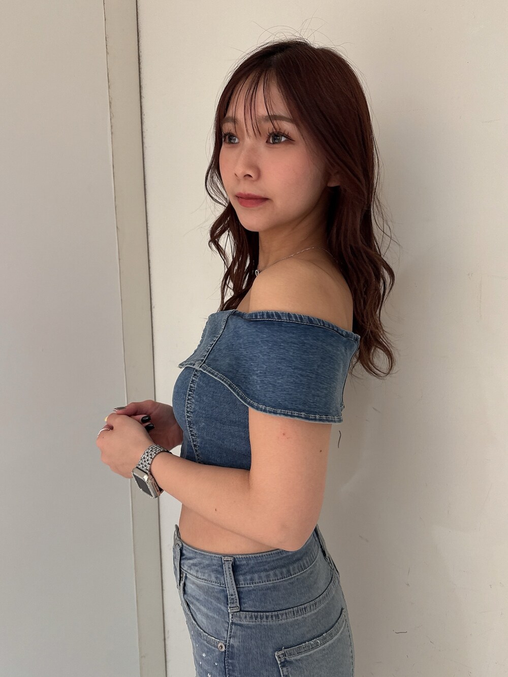 ブルー系のTシャツ/カットソー、ブルー系のデニムパンツ、ホワイト系のパンプスを着用したレディースの冬コーディネートの5枚目の写真