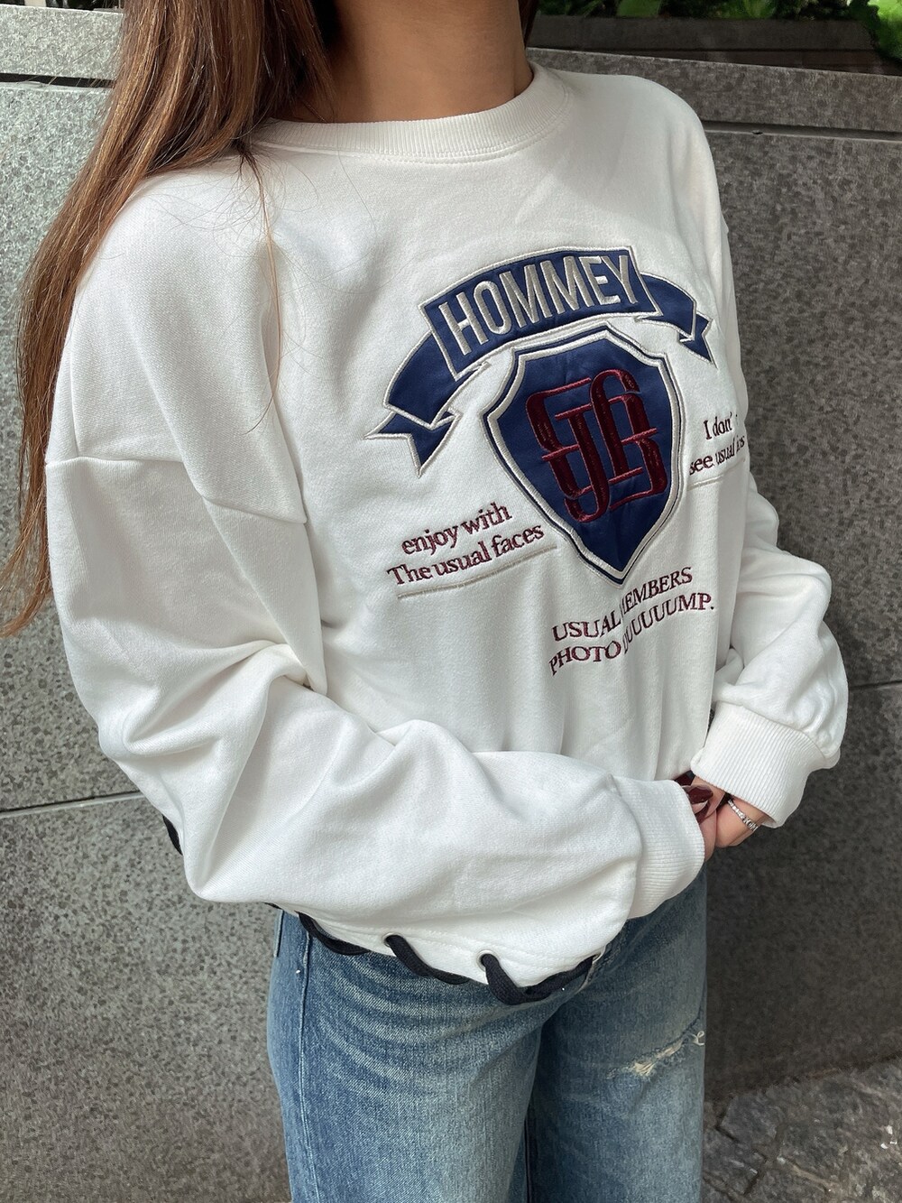 ブラック系のブーツ、ブラック系のデニムパンツ、ホワイト系のスウェットを着用したレディースの秋コーディネートの6枚目の写真