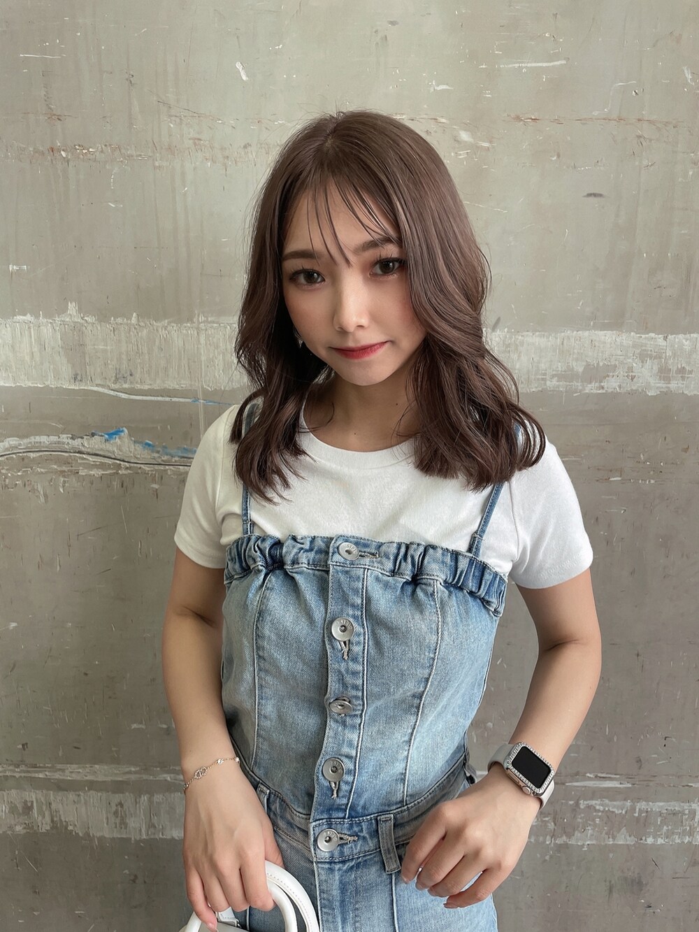 ホワイト系のTシャツ/カットソー、ホワイト系のハンドバッグ、ホワイト系のパンプスを着用したレディースの春コーディネートの3枚目の写真
