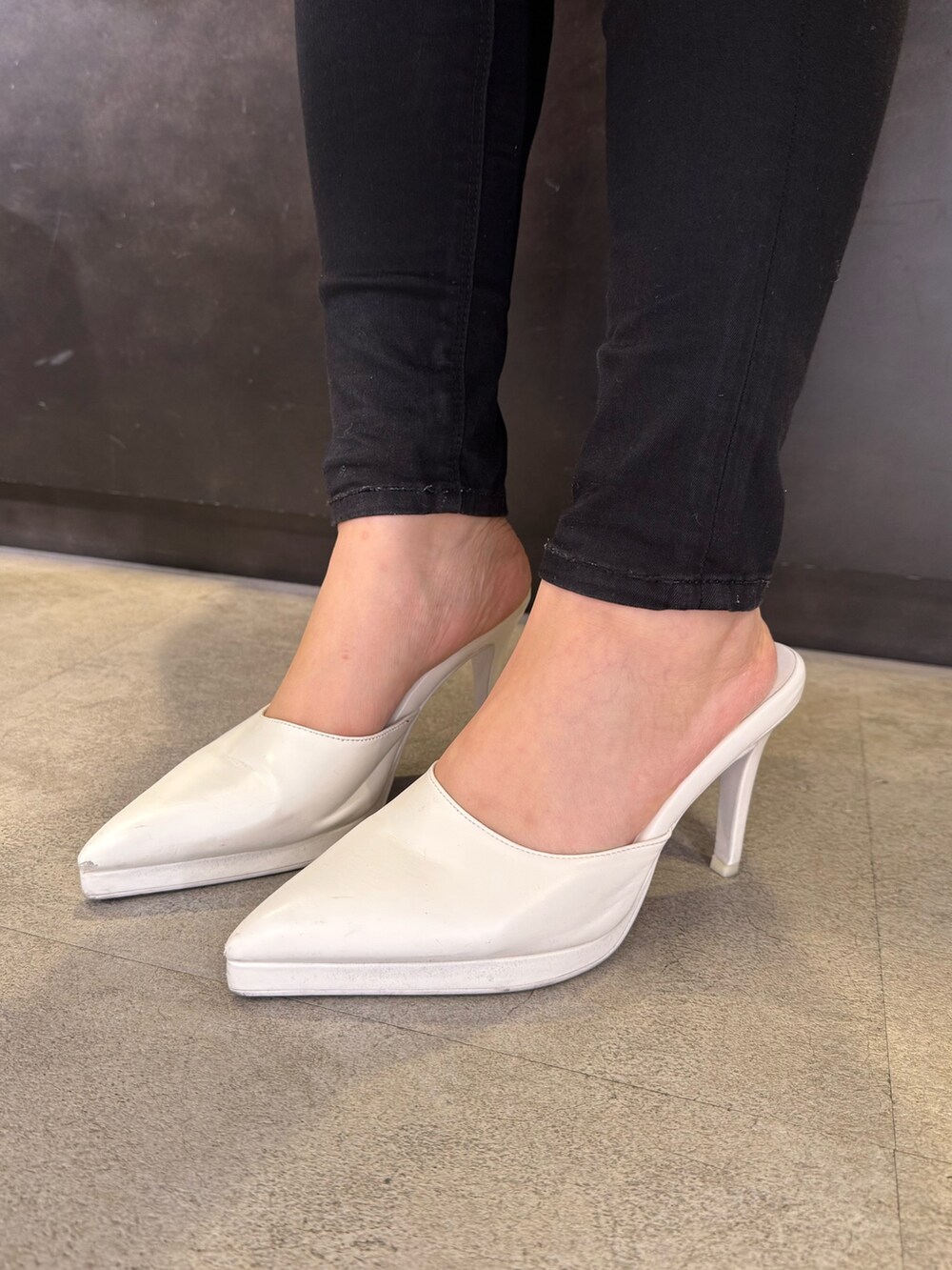 ホワイト系のパンプス、ブルー系のデニムパンツ、ホワイト系のキャミソールを着用したレディースの春コーディネートの10枚目の写真