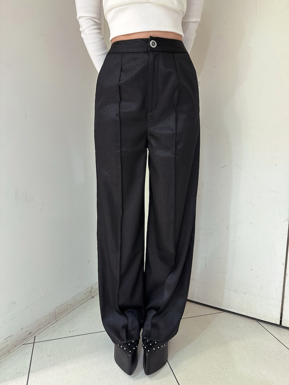 ブラック系のその他パンツ、ホワイト系のTシャツ/カットソー、ブラック系のテーラードジャケットを着用したレディースの冬コーディネートの9枚目の写真