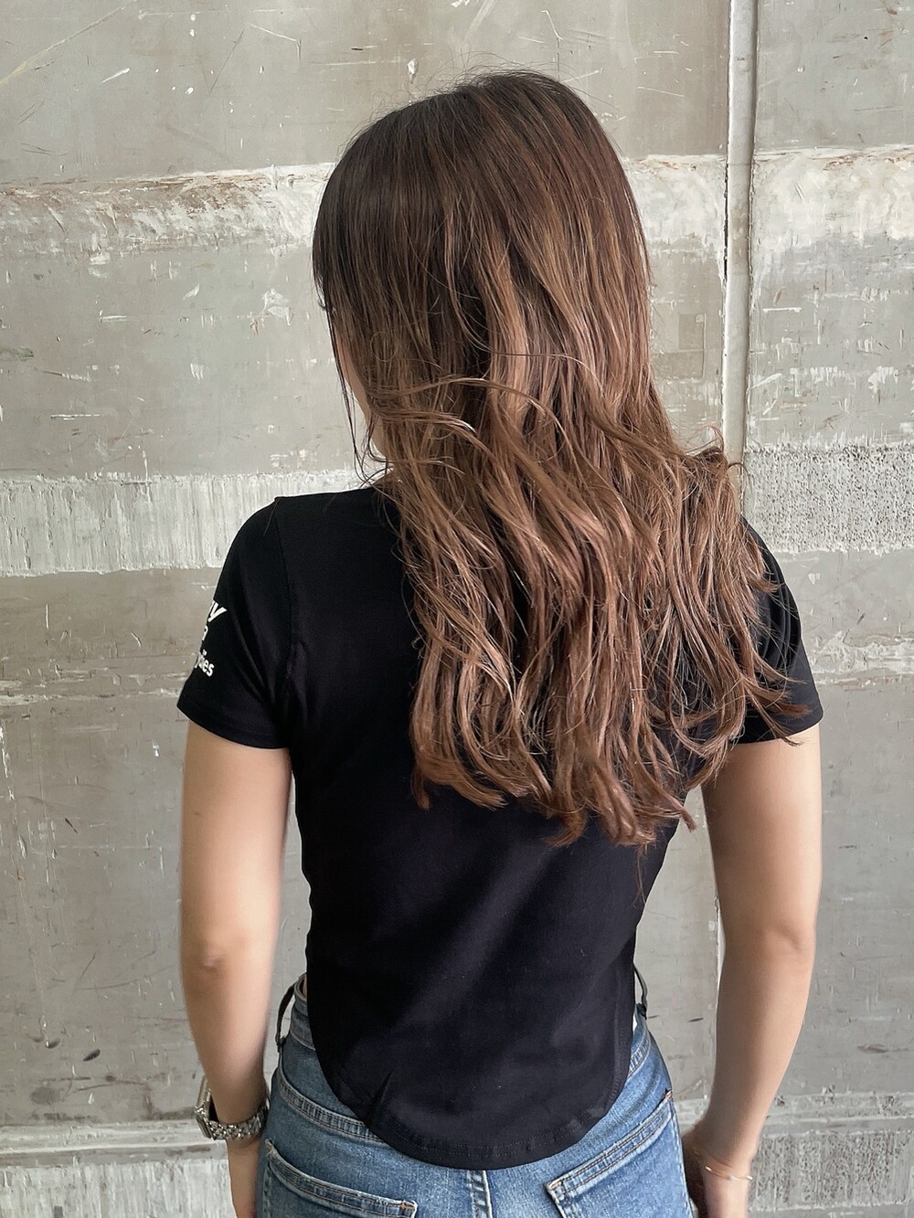 ブラック系のTシャツ/カットソー、ブルー系のデニムパンツ、ブラック系のサンダルを着用したレディースの夏コーディネートの5枚目の写真