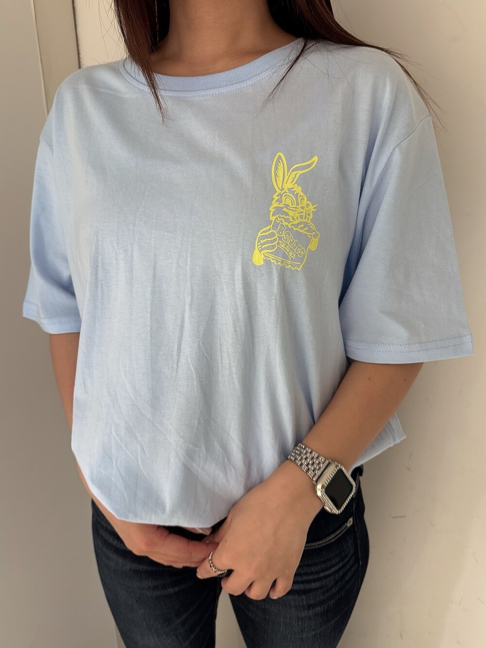 ブルー系のTシャツ/カットソー、ブルー系のデニムパンツ、ブラック系のサンダルを着用したレディースの夏コーディネートの7枚目の写真