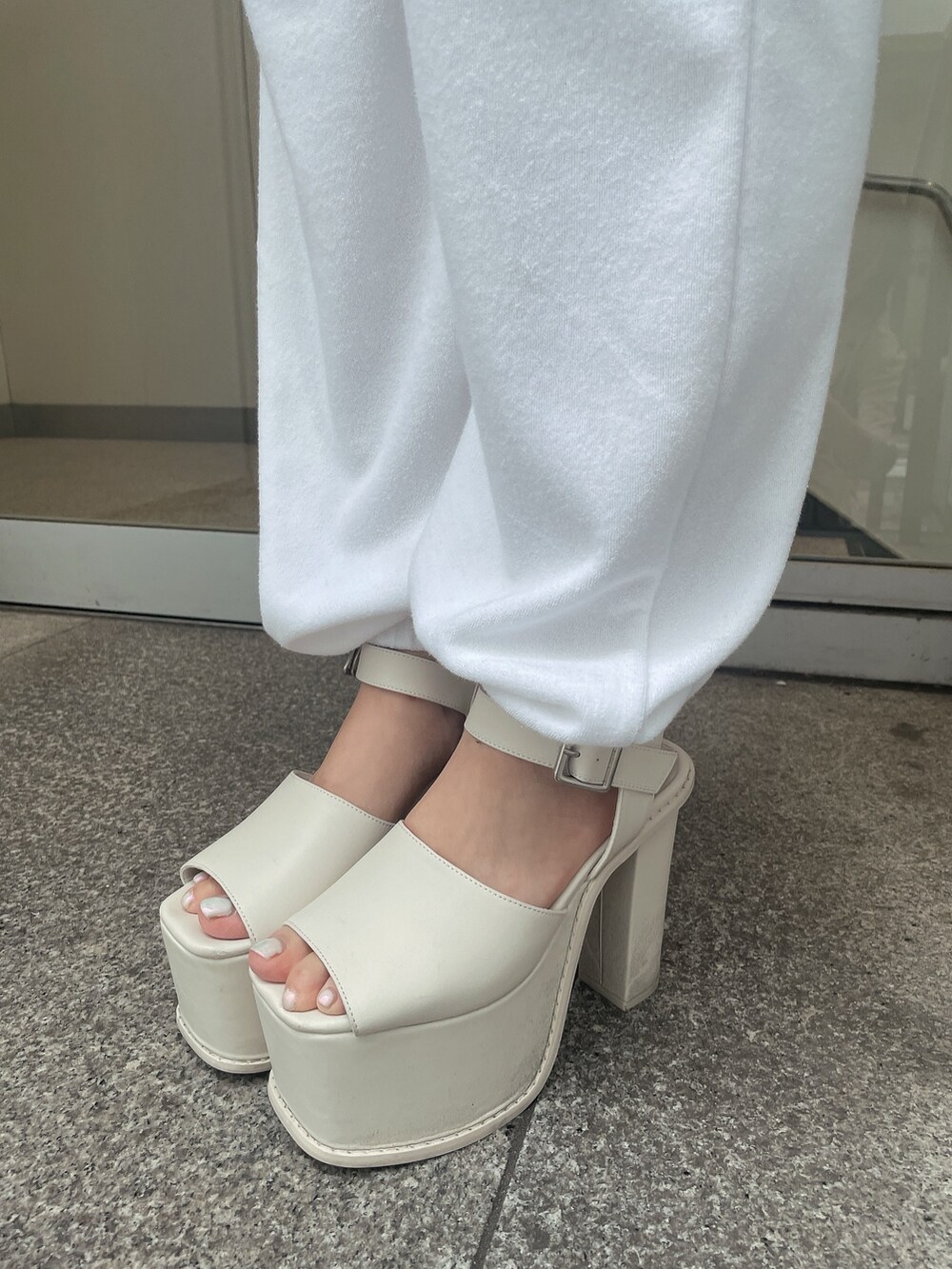 グリーン系のTシャツ/カットソー、ホワイト系のその他パンツ、ホワイト系のサンダルを着用したレディースの春コーディネートの9枚目の写真