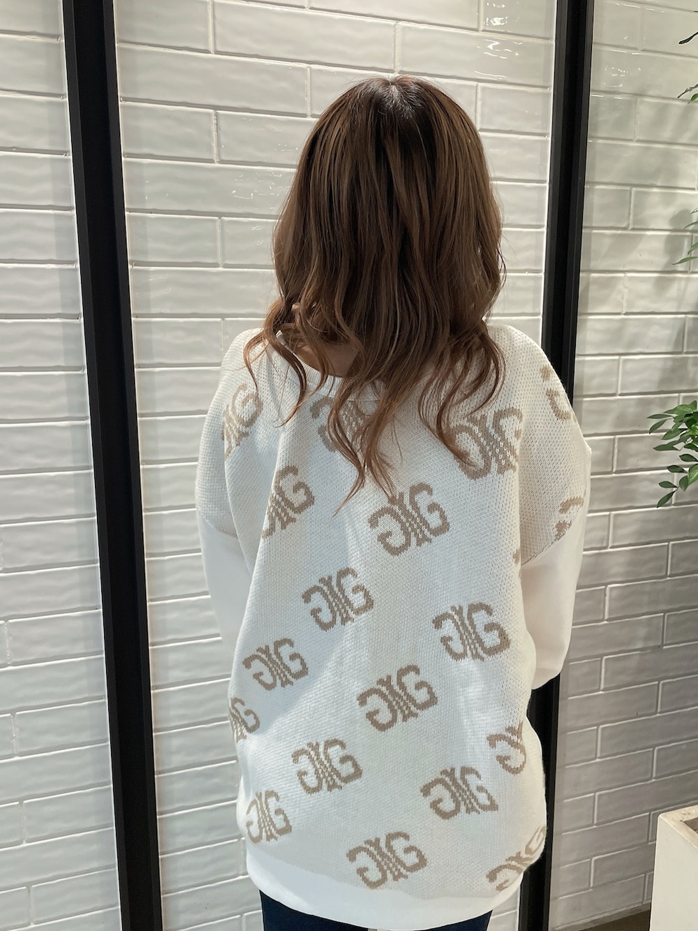 ホワイト系のTシャツ/カットソー、ホワイト系のバックパック/リュック、ブルー系のデニムパンツを着用したレディースの冬コーディネートの7枚目の写真