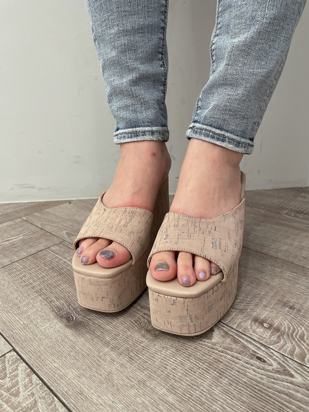 ブルー系のワンピース、ホワイト系のサンダル、シルバー系のベルトを着用したレディースの夏コーディネートの9枚目の写真