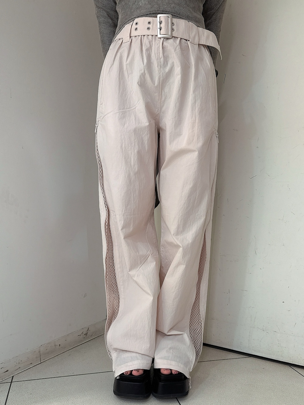 ホワイト系のその他パンツ、グレー系のTシャツ/カットソー、ブラック系のサンダルを着用したレディースの春コーディネートの8枚目の写真