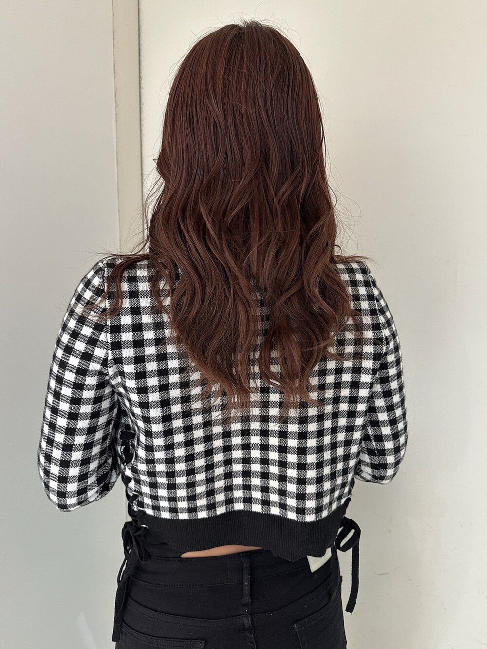 ブラック系のデニムパンツ、ホワイト系のパンプス、その他のニット/セーターを着用したレディースの春コーディネートの5枚目の写真