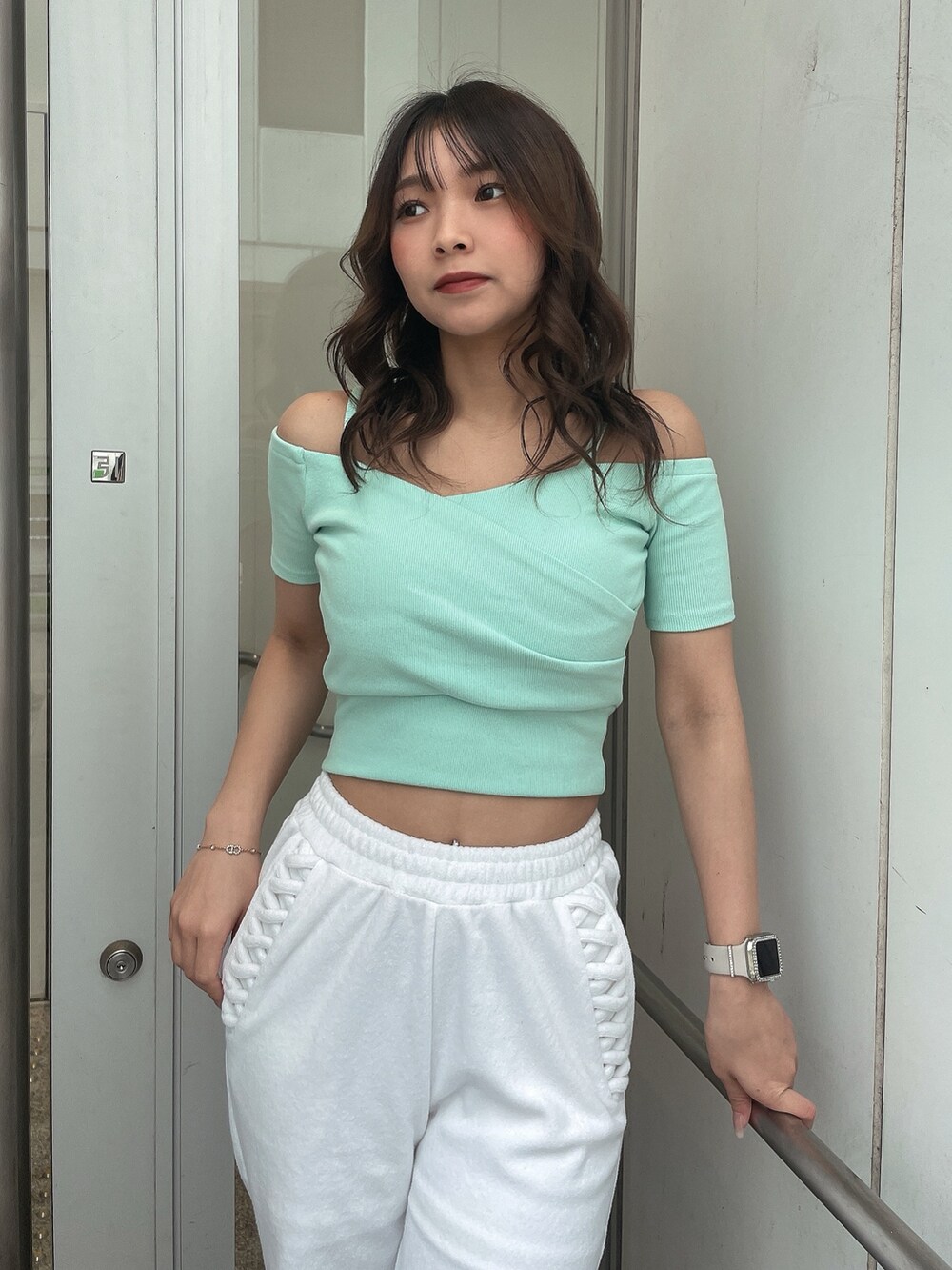 グリーン系のTシャツ/カットソー、ホワイト系のその他パンツ、ホワイト系のサンダルを着用したレディースの春コーディネートの4枚目の写真