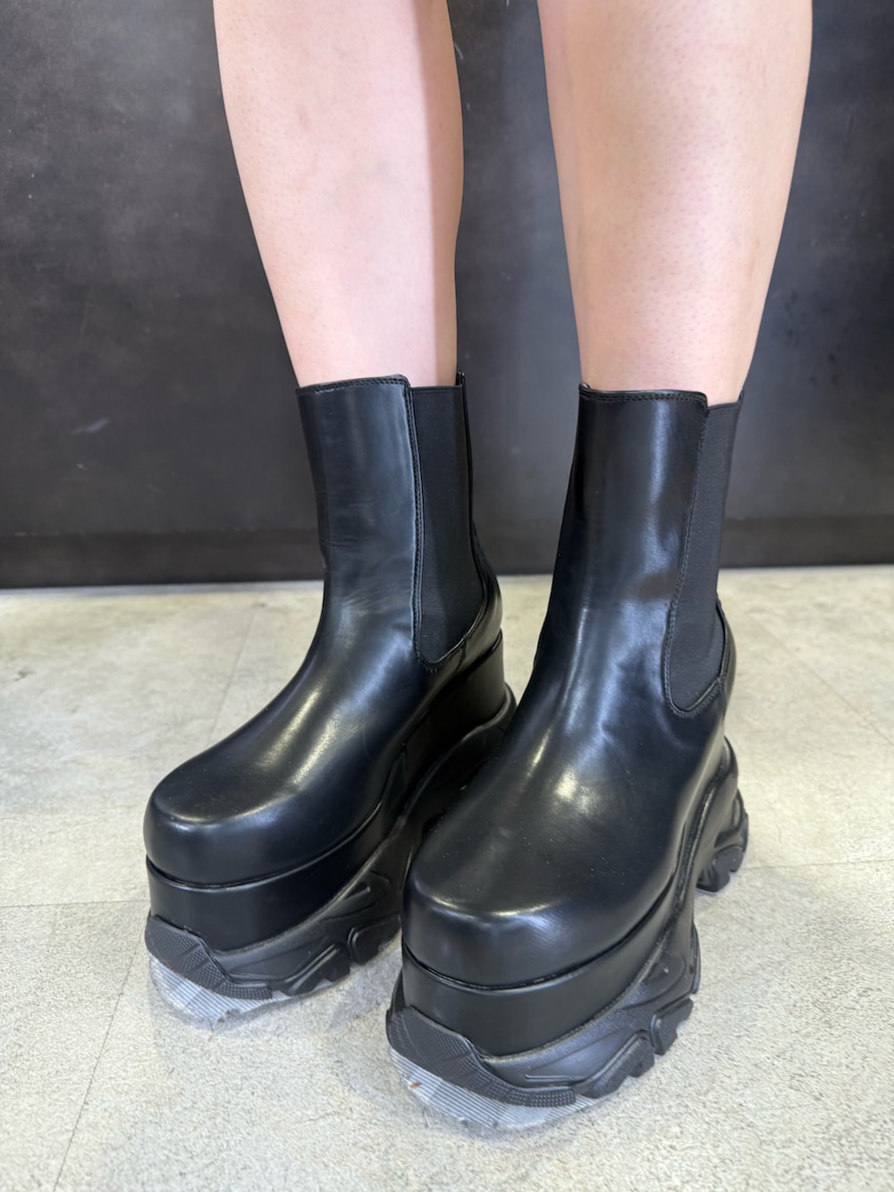 ブラック系のデニムパンツ、ブラック系のブーツ、ホワイト系のその他アウターを着用したレディースの冬コーディネートの8枚目の写真