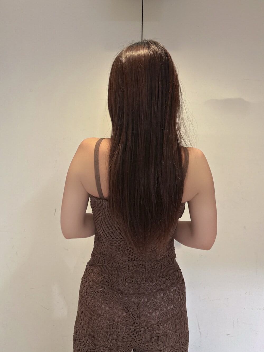 ブラウン系のその他パンツ、ブラック系のサンダル、ブラウン系のキャミソールを着用したレディースの夏コーディネートの6枚目の写真