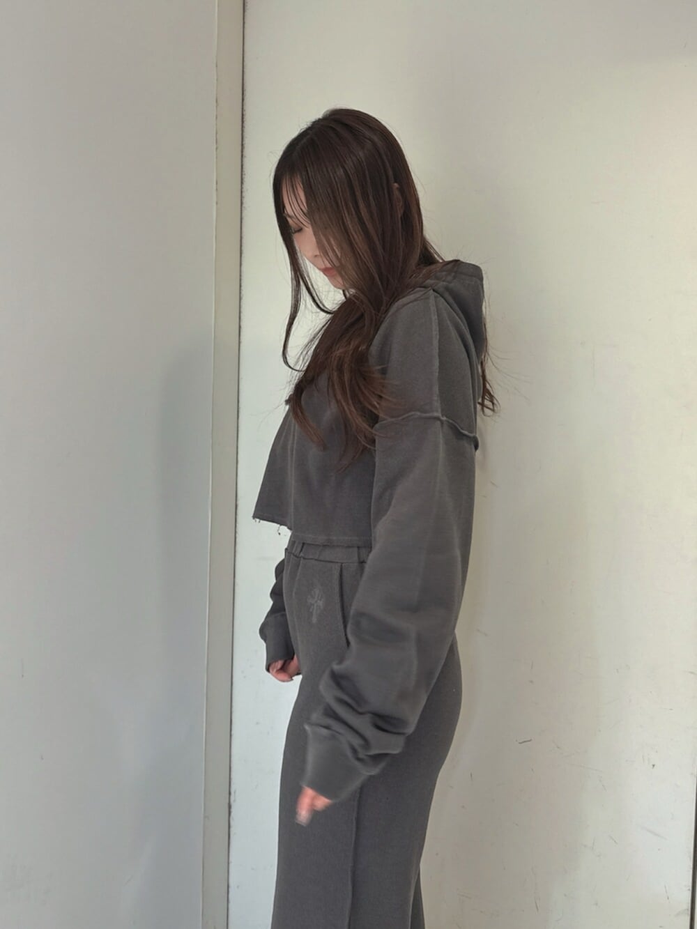 ブラック系のブーツ、グレー系のTシャツ/カットソー、グレー系のその他パンツを着用したレディースの夏コーディネートの5枚目の写真