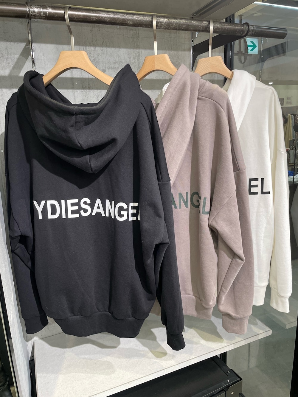 ブラック系のキャミソール、ホワイト系のパーカー、グリーン系のダウンジャケット/コートを着用したレディースの秋コーディネートの6枚目の写真