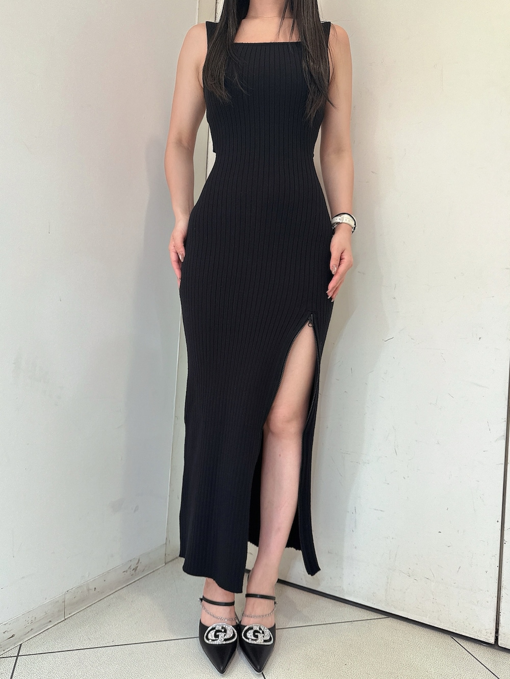 ホワイト系のシャツ/ブラウス、ブラック系のワンピース、ブラック系のパンプスを着用したレディースの春コーディネートの7枚目の写真