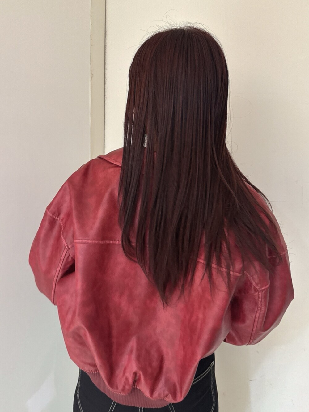 ブラック系のデニムパンツ、ブラック系のブーツ、ブラック系のニット/セーターを着用したレディースの秋コーディネートの6枚目の写真