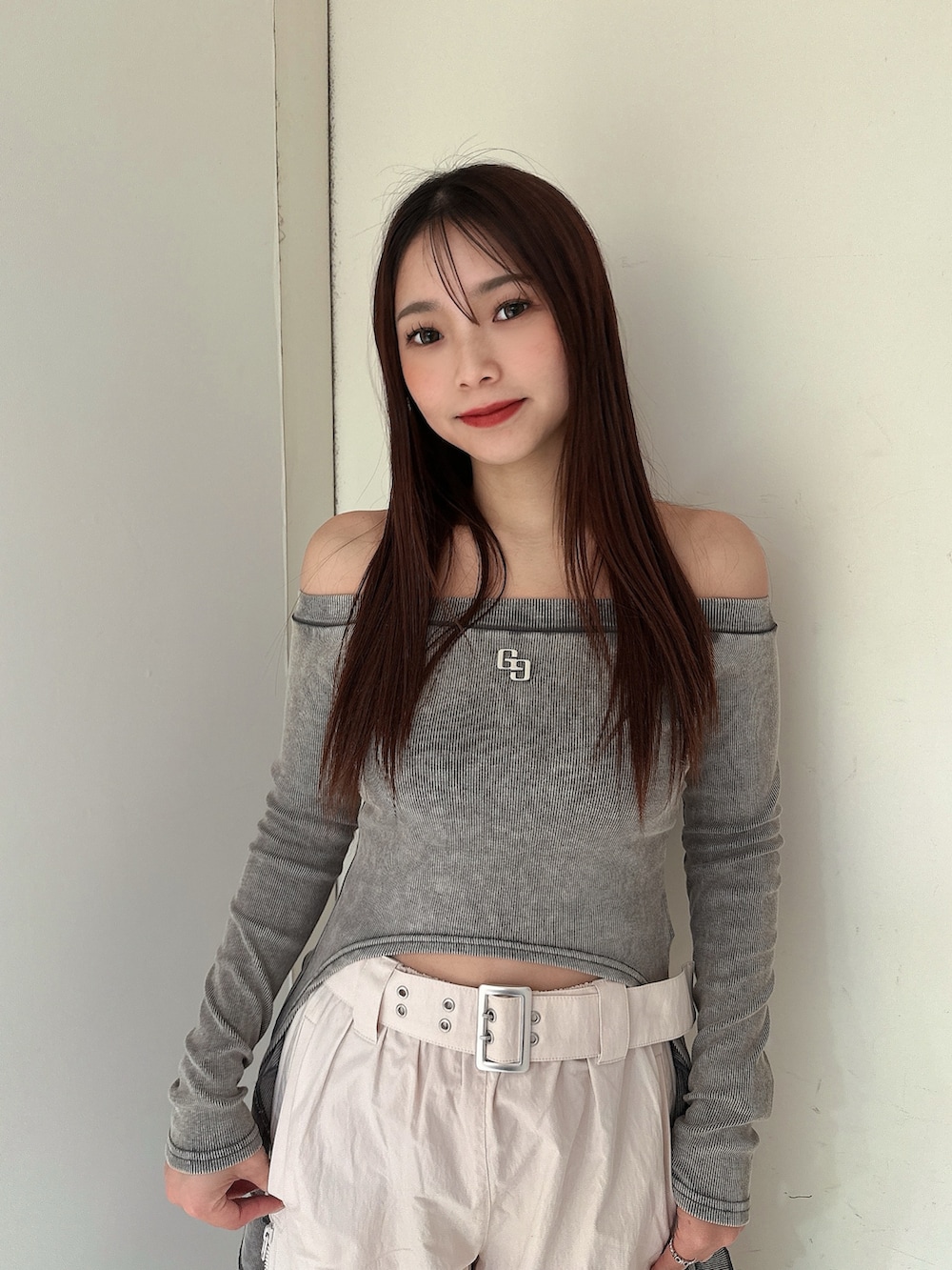 ホワイト系のその他パンツ、グレー系のTシャツ/カットソー、ブラック系のサンダルを着用したレディースの春コーディネートの4枚目の写真