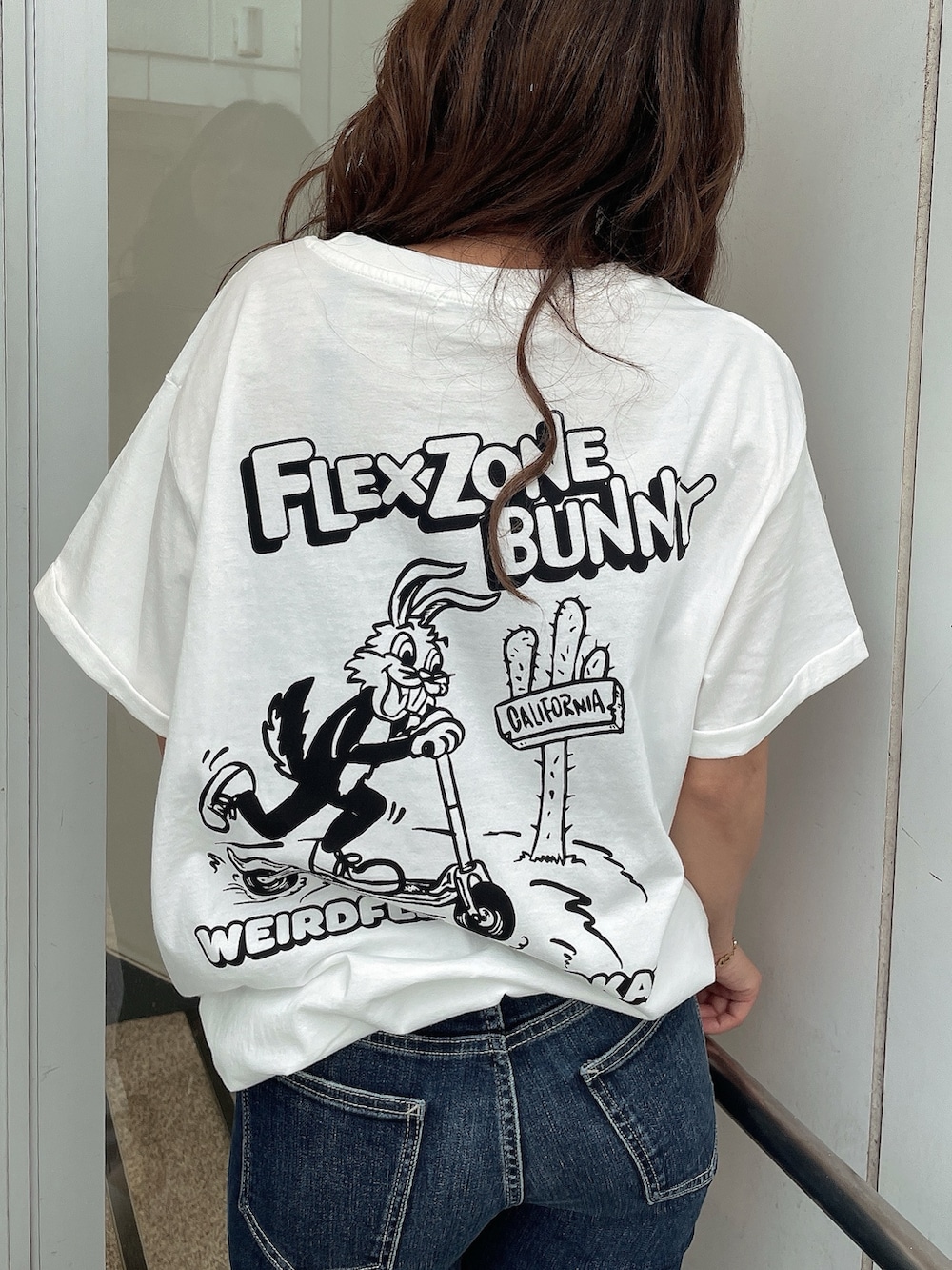 ホワイト系のTシャツ/カットソー、ブルー系のデニムパンツ、ホワイト系のサンダルを着用したレディースの夏コーディネートの7枚目の写真