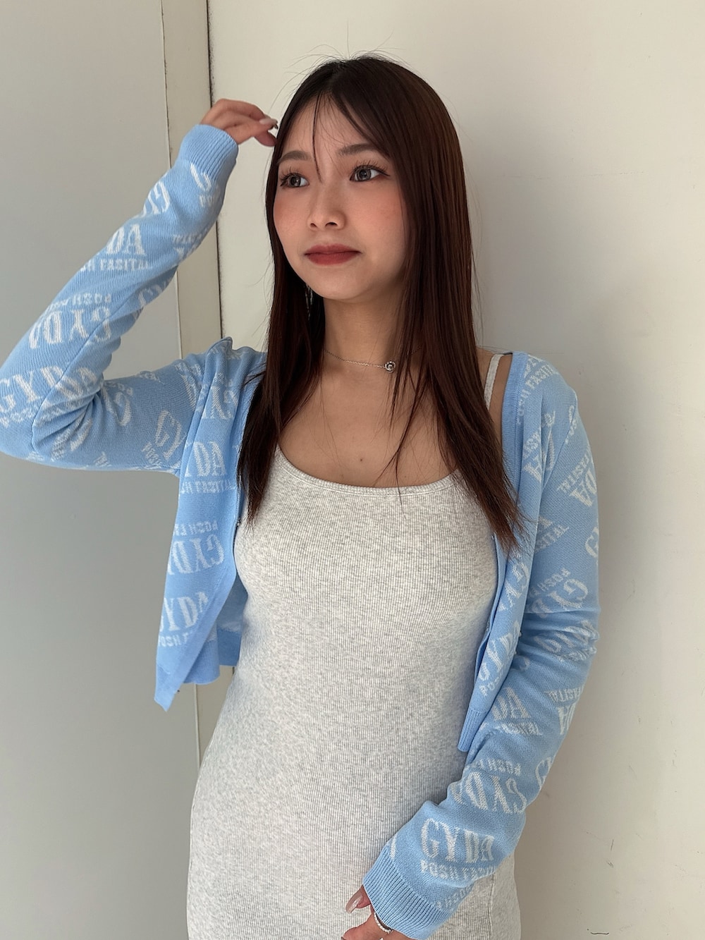 ブルー系のカーディガン/ボレロ、グレー系のワンピース、ホワイト系のサンダルを着用したレディースの夏コーディネートの4枚目の写真