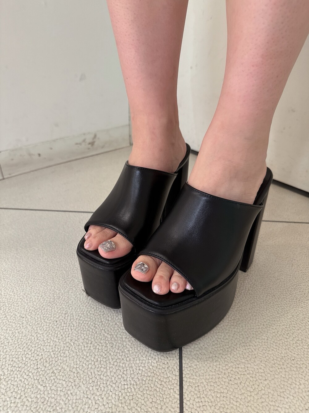 ブルー系のデニムパンツ、ブラック系のサンダル、ベージュ系のシャツ/ブラウスを着用したレディースの夏コーディネートの9枚目の写真