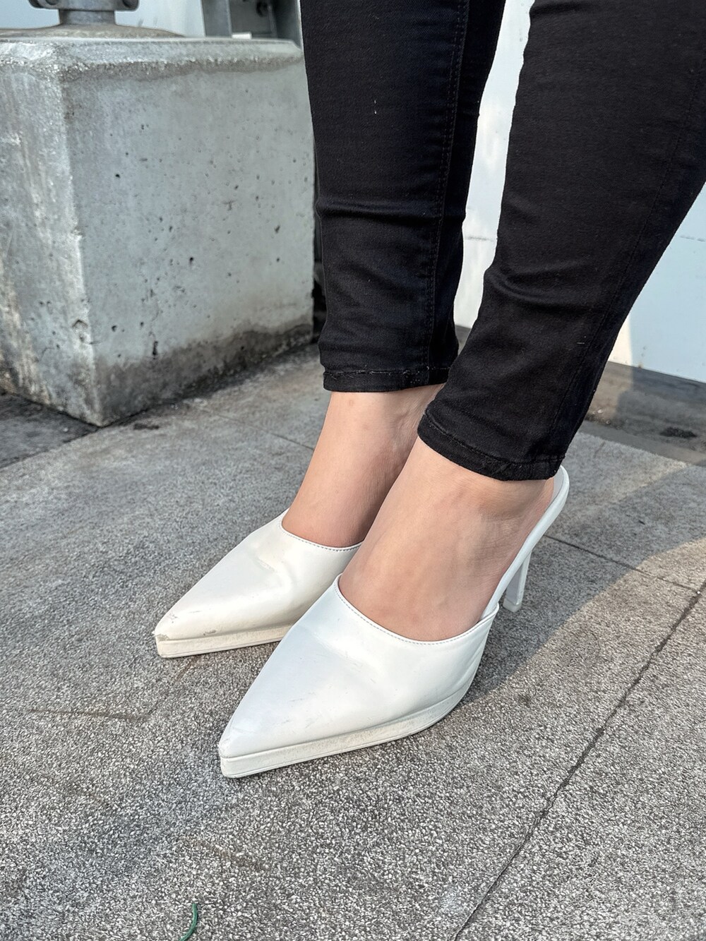 ブラック系のキャミソール、ブラック系のデニムパンツ、ホワイト系のパンプスを着用したレディースの春コーディネートの10枚目の写真