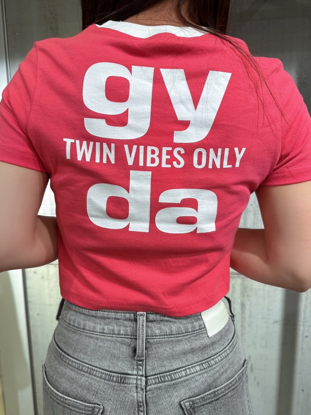 グレー系のデニムパンツ、ホワイト系のサンダル、ピンク系のTシャツ/カットソーを着用したレディースの夏コーディネートの8枚目の写真