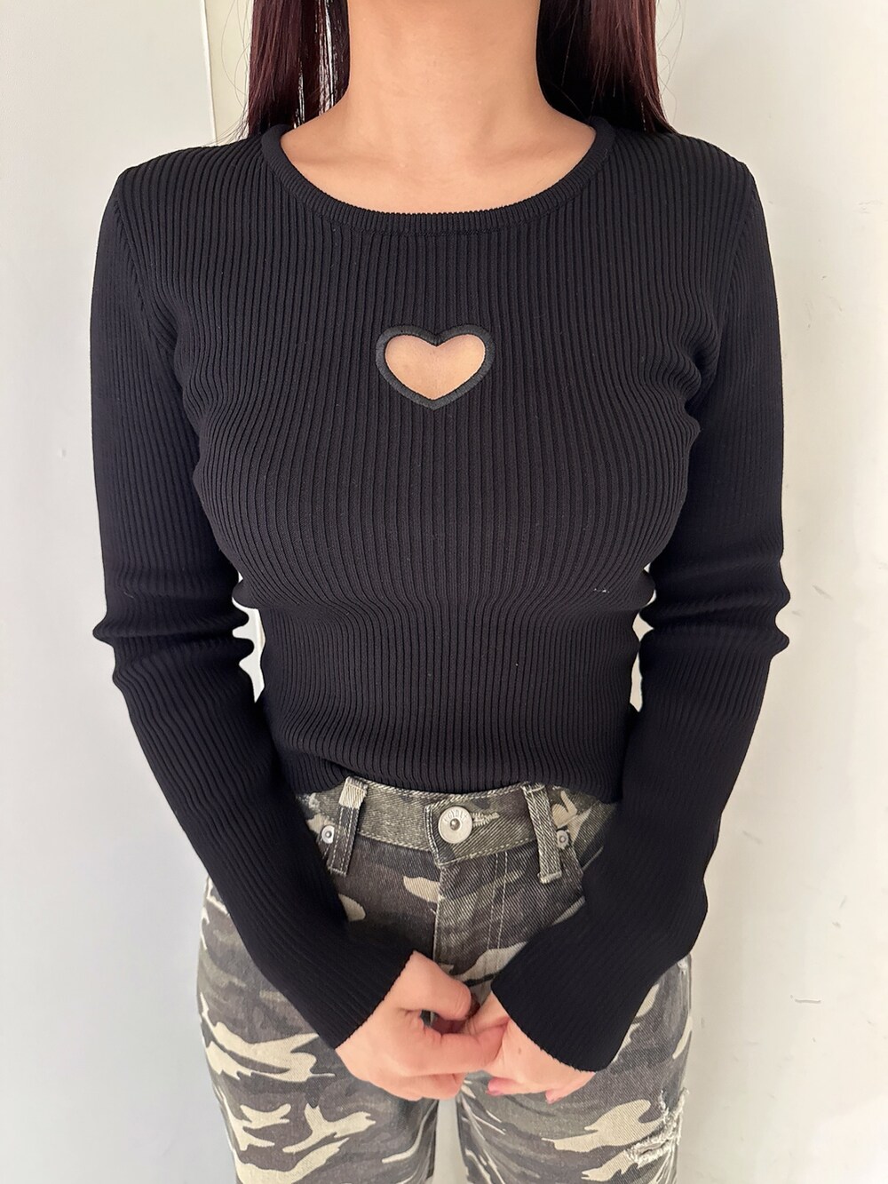 その他のデニムパンツ、ブラック系のブーツ、ブラック系のニット/セーターを着用したレディースの夏コーディネートの7枚目の写真