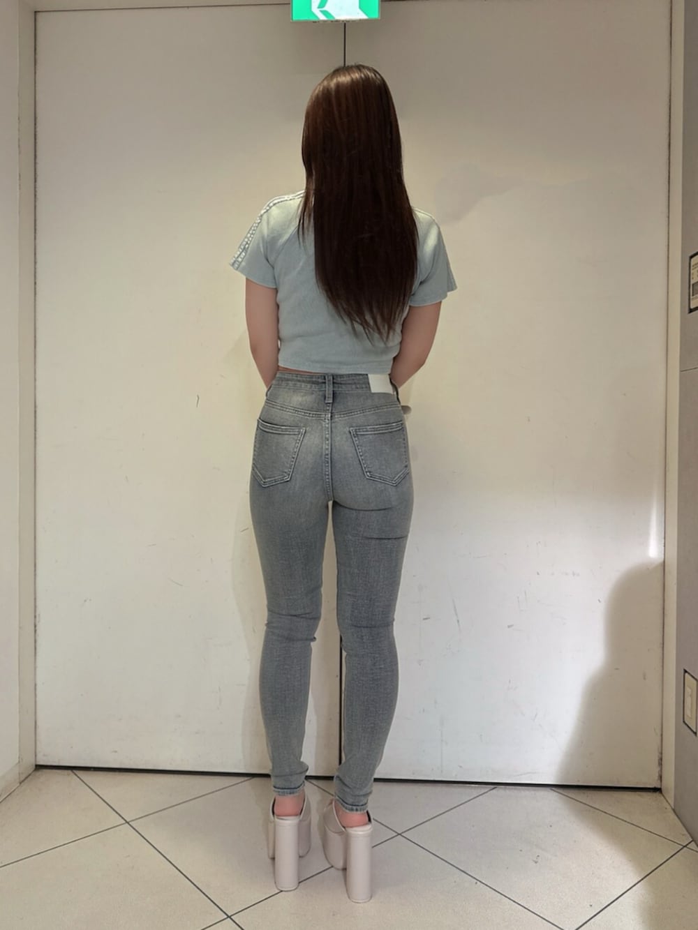 ホワイト系のサンダル、ブルー系のデニムパンツ、ブルー系のTシャツ/カットソーを着用したレディースの夏コーディネートの3枚目の写真