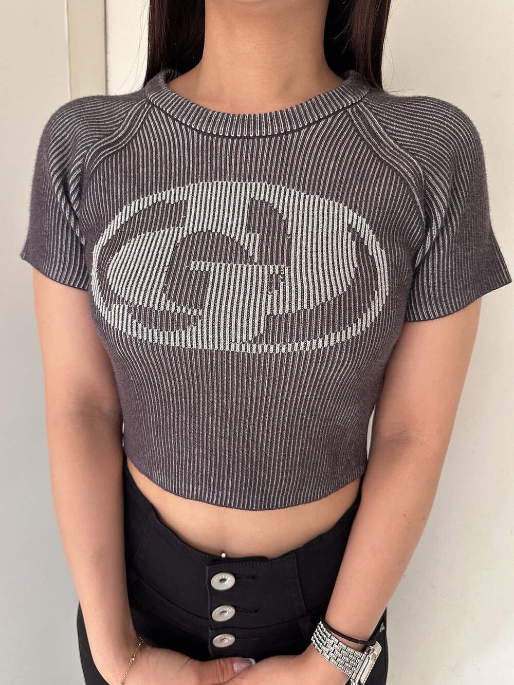 ホワイト系のニット/セーター、ブルー系のデニムスカート、ホワイト系のサンダルを着用したレディースの夏コーディネートの7枚目の写真