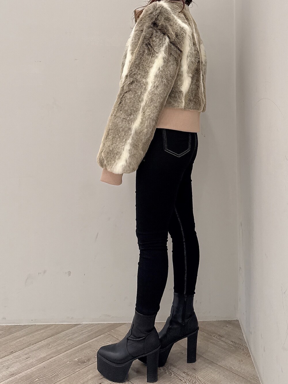 その他のその他アウター、ホワイト系のTシャツ/カットソー、ブラック系のブーツを着用したレディースの秋コーディネートの2枚目の写真