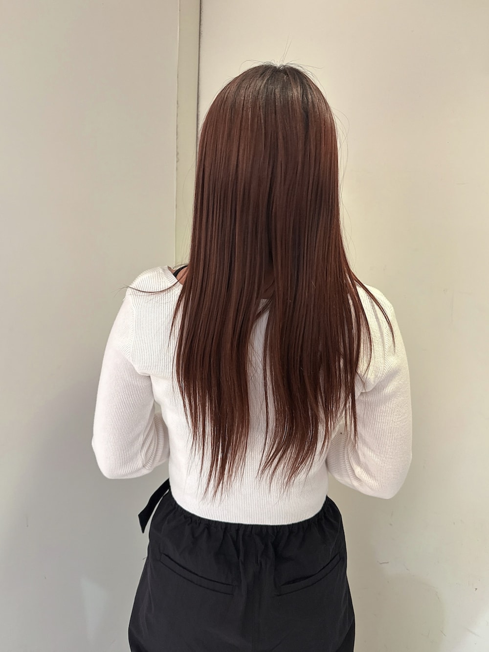 ブラック系のその他パンツ、ブラック系のサンダル、ホワイト系のニット/セーターを着用したレディースの春コーディネートの6枚目の写真