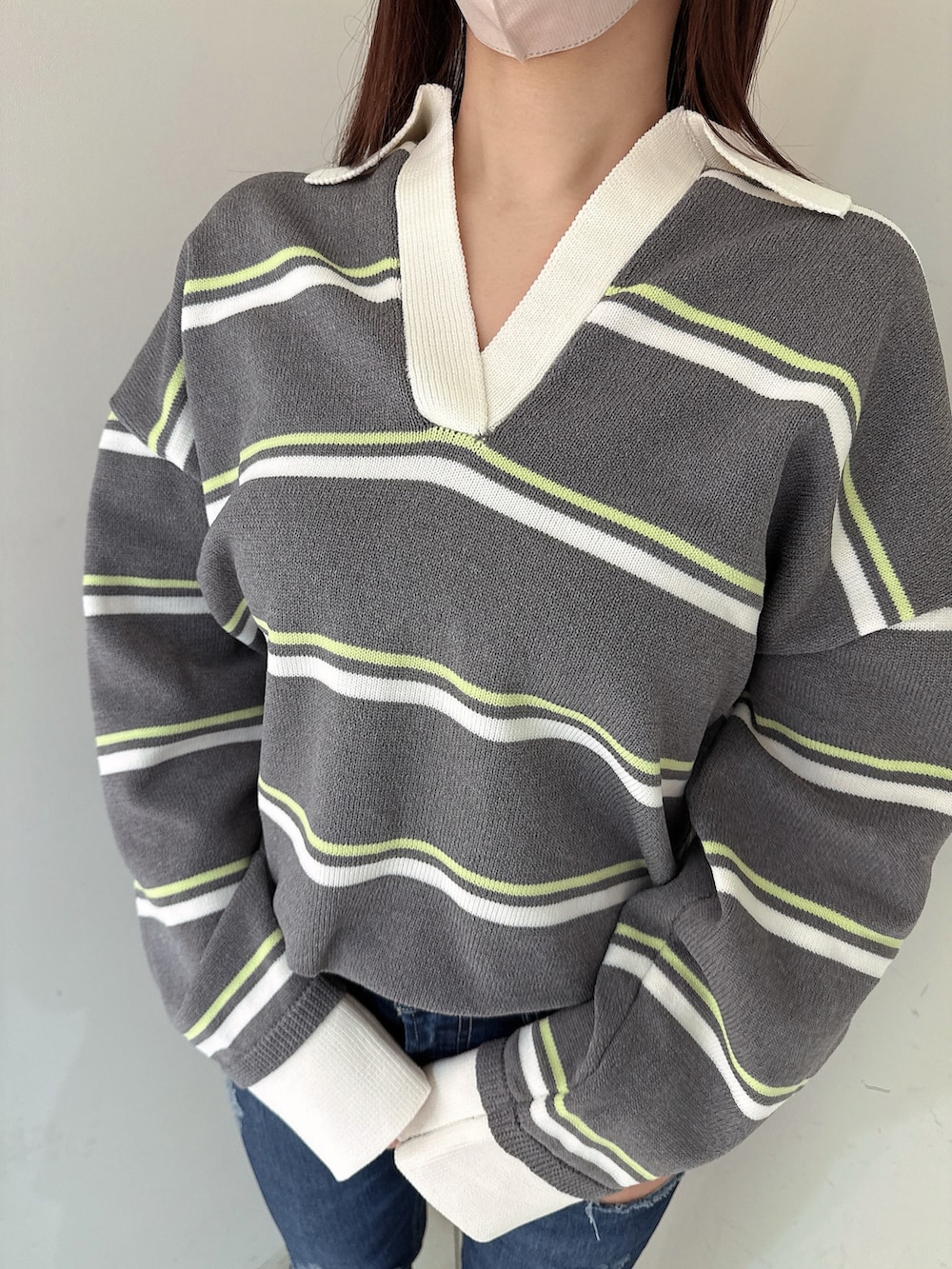 ブラック系のブーツ、ブルー系のデニムパンツ、グレー系のニット/セーターを着用したレディースの冬コーディネートの7枚目の写真