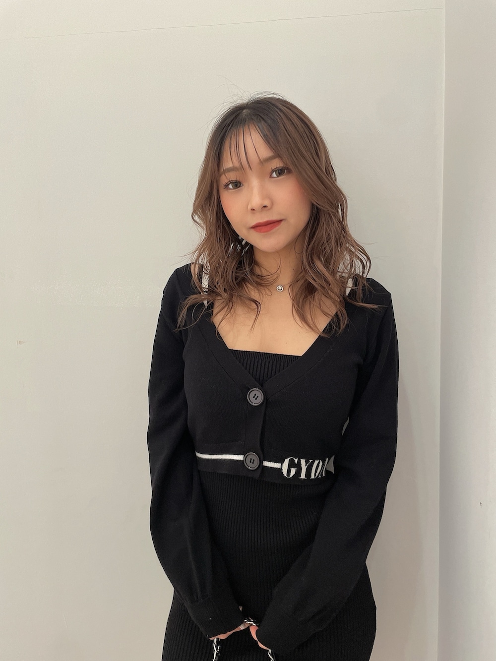 ブラック系のワンピース、その他のバックパック/リュックを着用したレディースの冬コーディネートの5枚目の写真