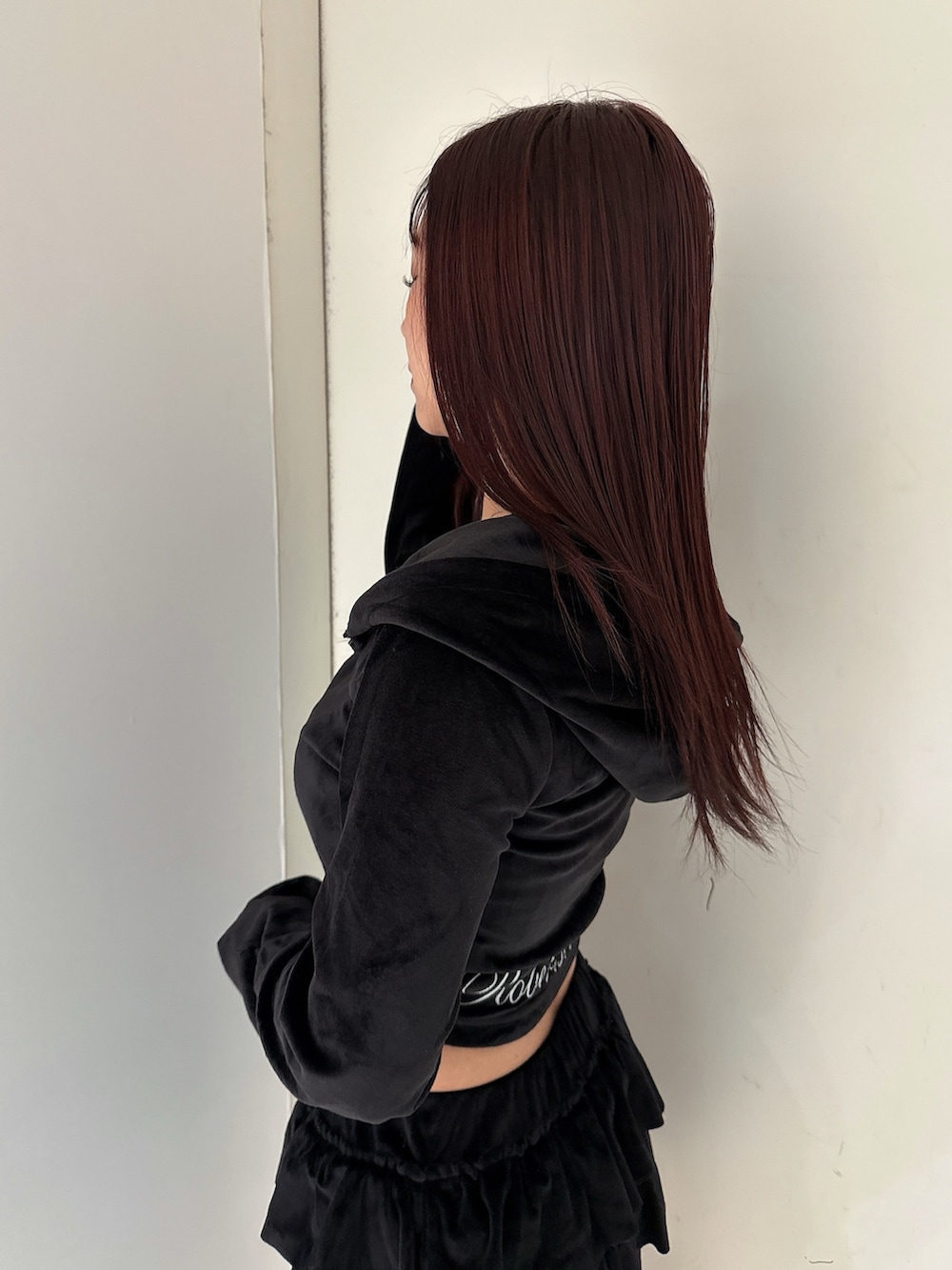 ブラック系のその他パンツ、ホワイト系のキャミソール、ブラック系のパーカーを着用したレディースの夏コーディネートの5枚目の写真