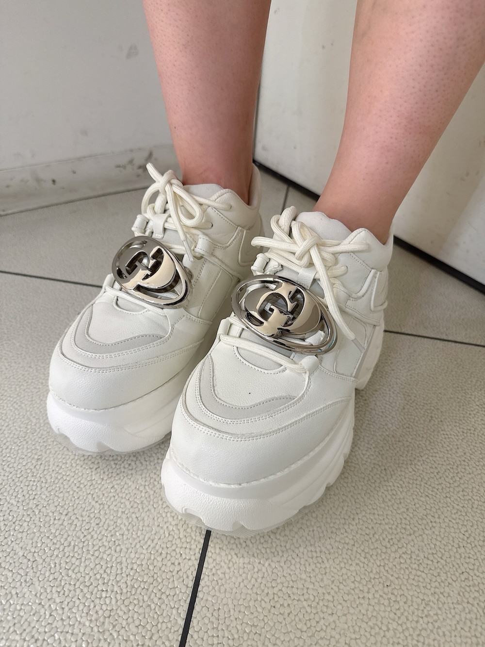 ブラック系のスウェットパンツ、ホワイト系のスニーカー、ブラック系のニット/セーターを着用したレディースの春コーディネートの9枚目の写真