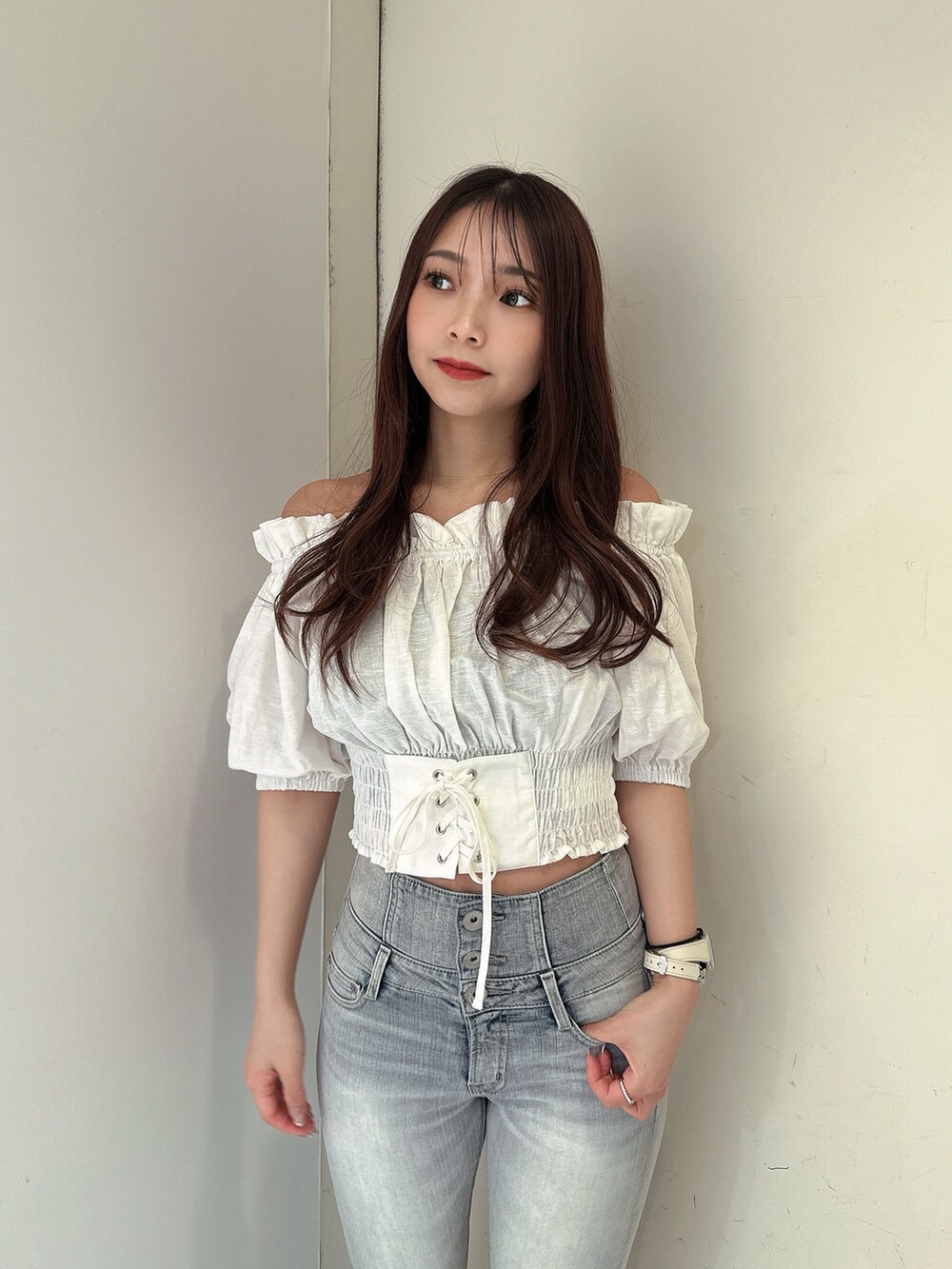 ブルー系のデニムパンツ、ホワイト系のシャツ/ブラウス、ホワイト系のサンダルを着用したレディースの春コーディネートの4枚目の写真