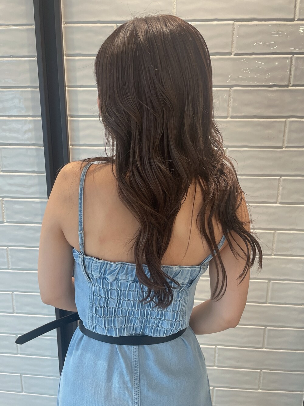 ブルー系のワンピース、ホワイト系のサンダル、シルバー系のベルトを着用したレディースの夏コーディネートの6枚目の写真